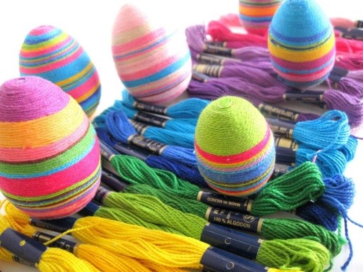 Cérnával vagy szövettel borított tojások - húsvéti dekoráció, húsvéti tojások, amit széppé teszik a húsvét ünnepét.