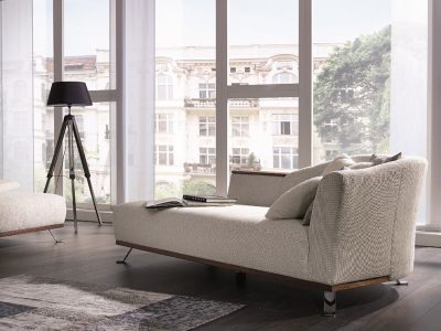 Az ADA Prémium Akita sofa elegáns és egyedi dizájnnal rendelkezik. Tömörfából készült díszítőelemei tölgyfa, diófa és bükkfa színekben.