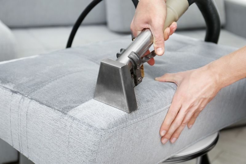 Read more about the article Kárpitozott bútorok tisztítása – Tippek és trükkök
