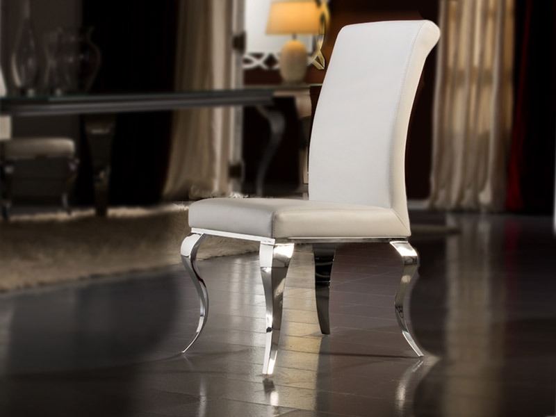 A modern és a barokk stílus különleges párosításával született meg a Barroque fehér szék is. A díszes és egyedi barokk, rokokó összefonódik a minimalizmus stílusjegyeivel.