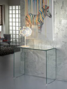 A Glass konzolasztal hajlított, víztiszta edzett üveglapból áll. Ez a termék maga a láthatatlan funkcionalitás.