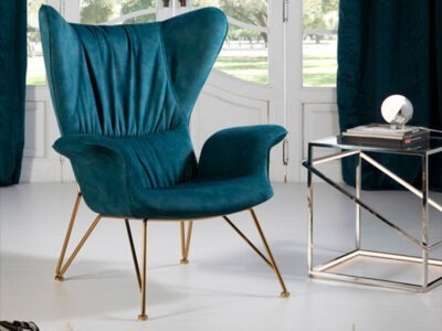 A Sacha fotel egyedi kék színe esztétikus hatást kelt a nappaliban és a hálószobában is. Érdekes formájú, fém váza, szatén rézből készült.