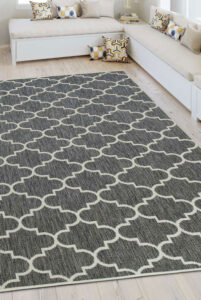 A Lalee Home SUNSET SUS 604 szürke szőnyeg marokkói mintával egy beltéri és kültéri használatra is alkalmas modern szőnyeg.