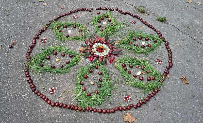 Színes mandala készítés az őszi dekorációs elemek segítségével