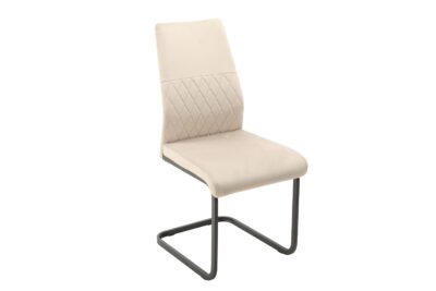 A Demi Black-Latte bársony étkezőszék elegáns színkombinációjával és finom tapintású kárpitozásával modern, mégis időtálló kiegészítője lehet bármely étkezőnek vagy nappalinak. A kényelmes, párnázott ülőfelület és a stabil fekete fém lábaknak köszönhetően egy ideális választássá teszik a mindennapi használatra.
