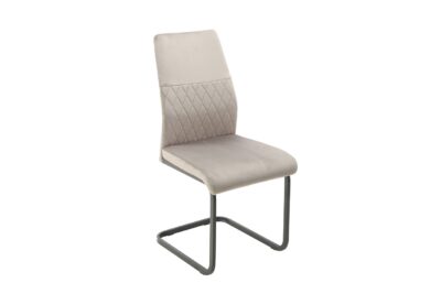 A Demi Black-Szürke bársony étkezőszék elegáns színkombinációjával és finom tapintású kárpitozásával modern, mégis időtálló kiegészítője lehet bármely étkezőnek vagy nappalinak. A kényelmes, párnázott ülőfelület és a stabil fekete fém lábaknak köszönhetően egy ideális választássá teszik a mindennapi használatra.