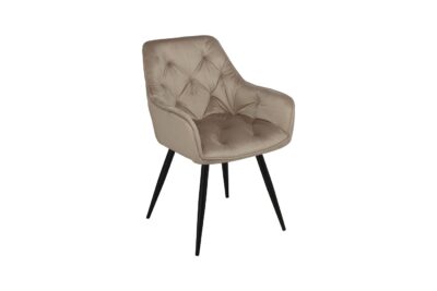 A Mia étkezőszék latte bársony borítása és modern, letisztult megjelenése eleganciát és stílust csempész bármely helyiségbe. Kellemesen puha kárpitozása kényelmes ülést nyújt, míg masszív fém lábai pedig a megbízhatóságáról gondoskodnak.