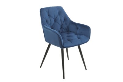 A Mia étkezőszék sötétkék bársony borítása és modern, letisztult megjelenése eleganciát és stílust csempész bármely helyiségbe. Kellemesen puha kárpitozása kényelmes ülést nyújt, míg masszív fém lábai pedig a megbízhatóságáról gondoskodnak.