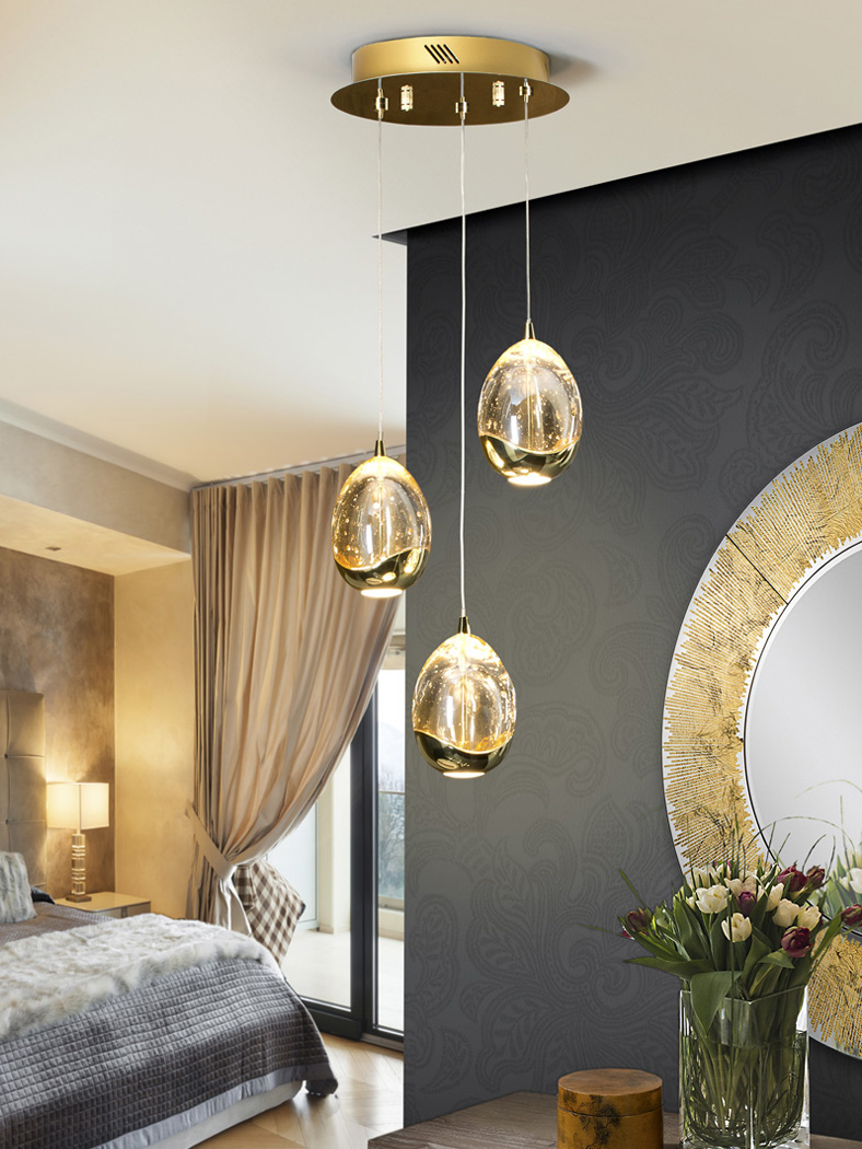 Roico csillár 783741 Roico csillár 783741 fémből készült csillár, arany felülettel. A lámpaburák tömör üvegből készültek, pezsgő színben, dekoratív légbuborékokkal díszítve.