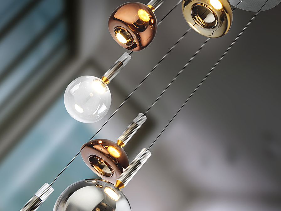 Charlize csillár 312189 Charlize csillár 312189 szálcsiszolt alumínium felülettel. A lámpaburák réz-, arany-, ezüst- és kristálytiszta bevonatúak. Állítható hosszúsággal.