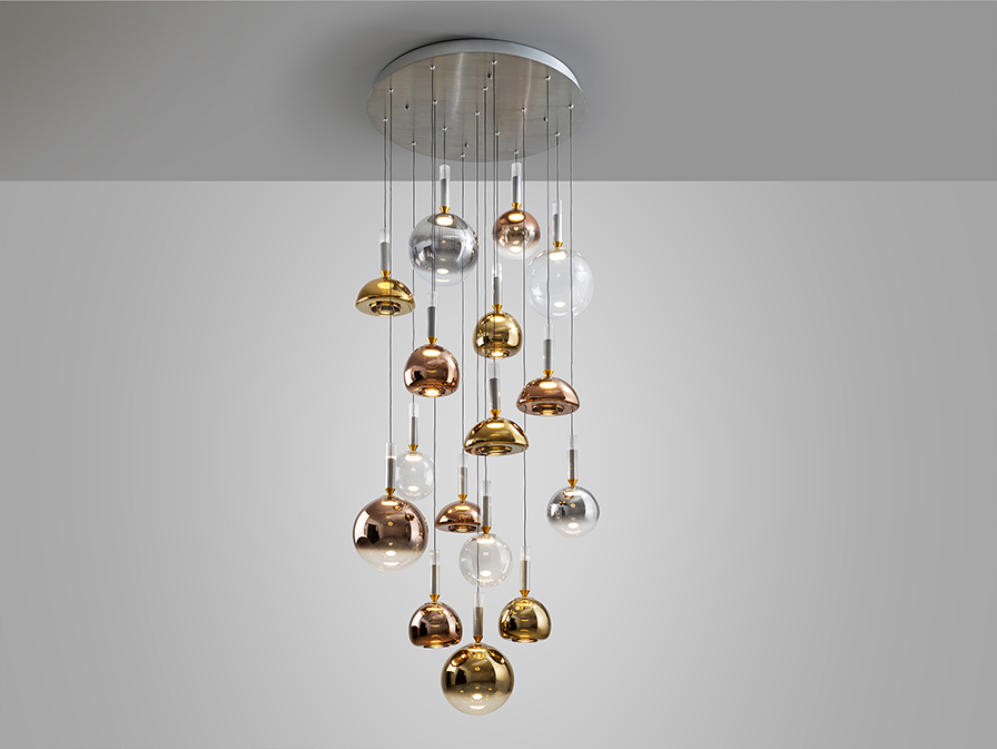 Charlize csillár 312233 Charlize csillár 312233 szálcsiszolt alumínium felülettel. A lámpaburák réz-, arany-, ezüst- és kristálytiszta bevonatúak. Állítható hosszúsággal.