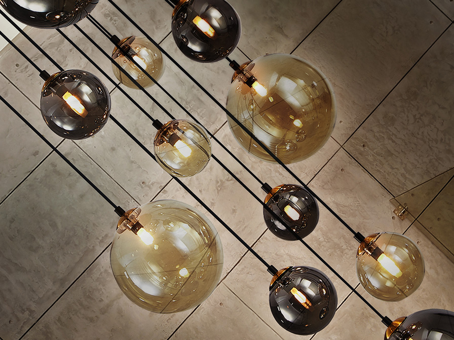 Dark csillár 439015 Dark csillár 439015 fémből készült csillár, matt fekete felülettel szatén arany részletekkel. Polikarbonát lámpa búrkkal borostyán és füstszürke díszítéssel