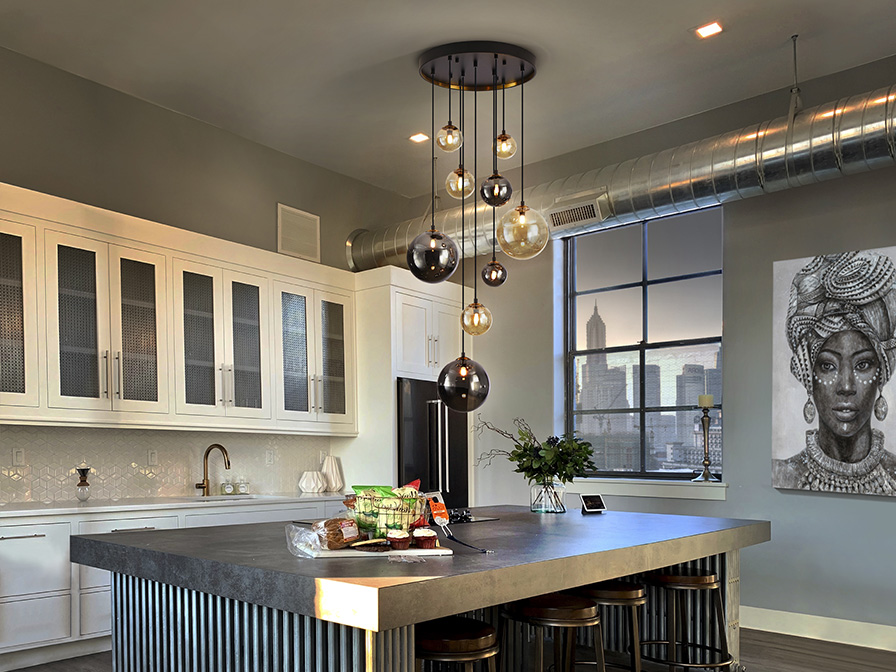 Dark csillár 439176 Dark csillár 439176 fémből készült csillár, matt fekete felülettel szatén arany részletekkel. Polikarbonát lámpa búrkkal borostyán és füstszürke díszítéssel