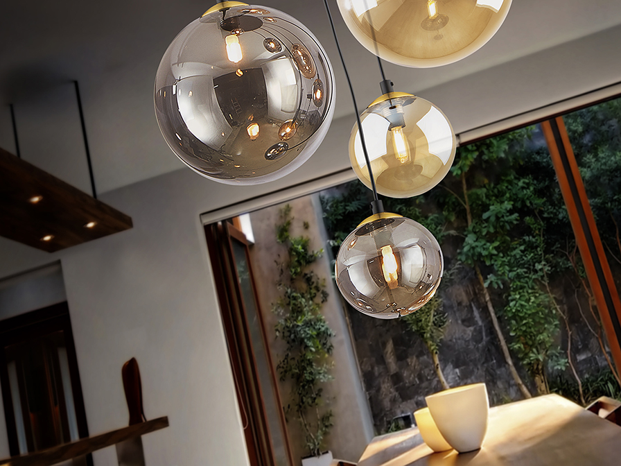 Dark csillár 439574 Dark csillár 439574 fémből készült csillár, matt fekete felülettel szatén arany részletekkel. Polikarbonát lámpa búrkkal borostyán és füstszürke díszítéssel