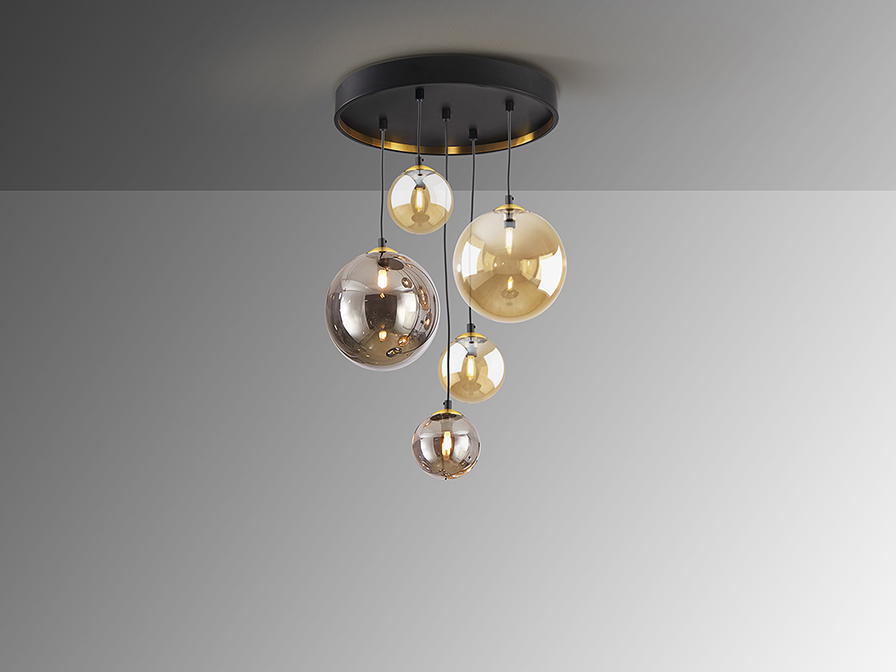 Dark csillár 439574 Dark csillár 439574 fémből készült csillár, matt fekete felülettel szatén arany részletekkel. Polikarbonát lámpa búrkkal borostyán és füstszürke díszítéssel