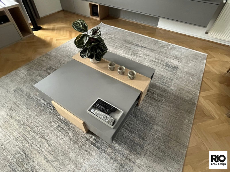 Formája és kettős színe hívja fel magára a figyelmet.