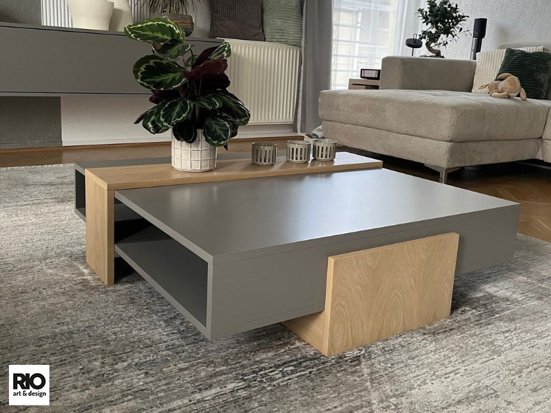 A nappali egységét egy egyedi készítésű dohányzóasztal teszi teljessé, amely színben harmonizál az étkező szürke és natúr tölgyfa bútoraihoz.