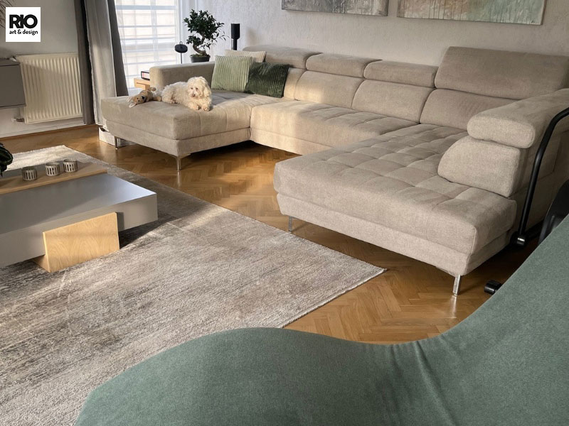 Bár a kanapé mérete tekintélyt parancsoló, légies ezüst lábai optikailag könnyeddé teszik a formát, miközben visszaköszönnek a lakás ezüstszínű dísztárgyaiban.