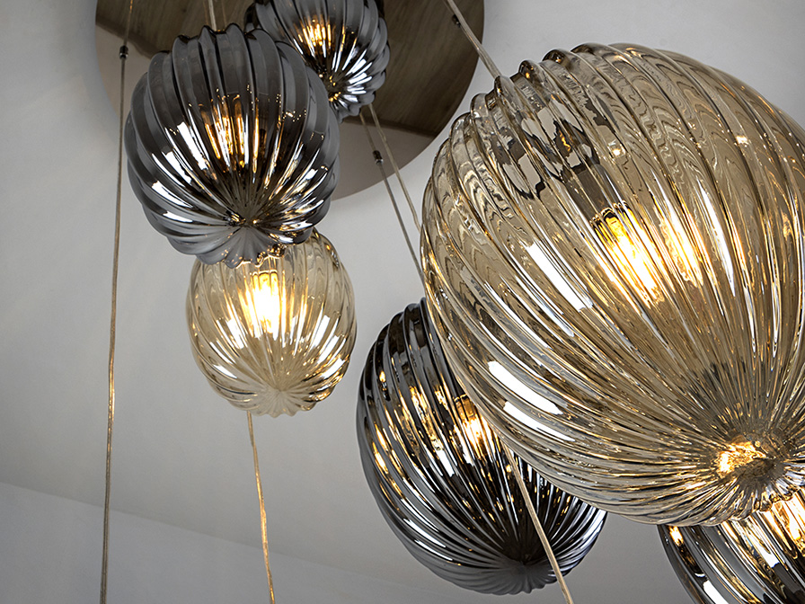 Ovila csillár 752367 Ovila csillár 752367 fém lámpatesttel, króm felülettel. Különböző méretű üvegbúrákkal, kétféle csillogó színben: konyak, füstszürke. Állítható hosszúsággal.