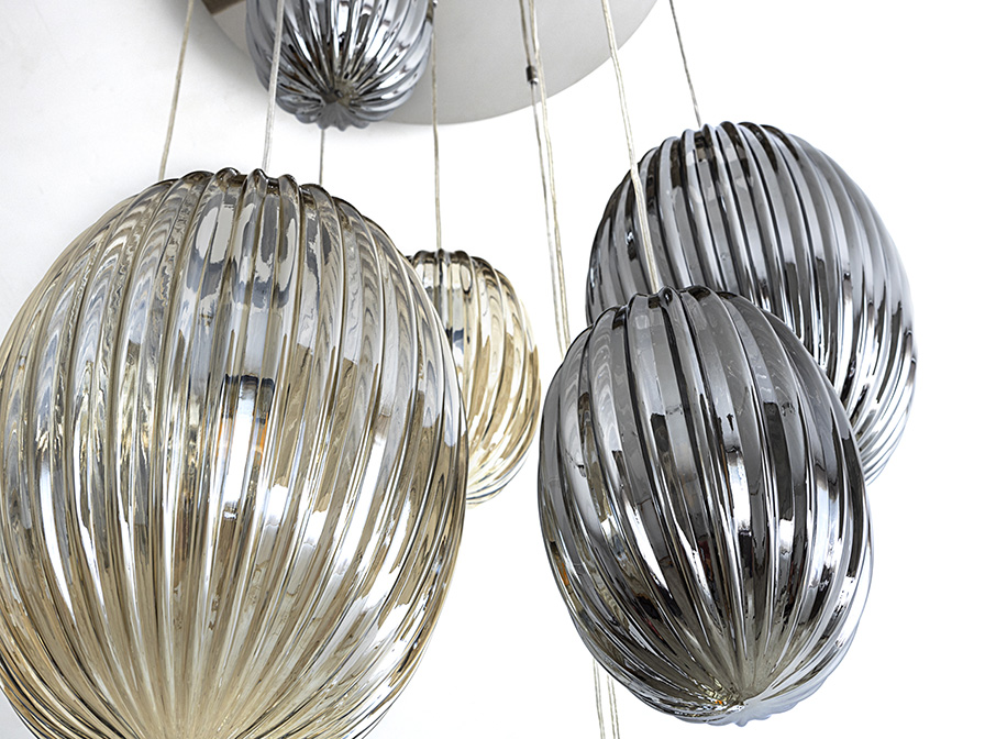 Ovila csillár 752367 Ovila csillár 752367 fém lámpatesttel, króm felülettel. Különböző méretű üvegbúrákkal, kétféle csillogó színben: konyak, füstszürke. Állítható hosszúsággal.