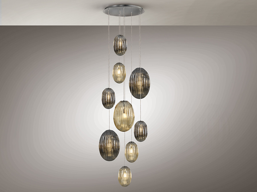 Ovila csillár 752367 Ovila csillár 752367 fém lámpatesttel, króm felülettel. Különböző méretű üvegbúrákkal, kétféle csillogó színben: konyak, füstszürke. Állítható hosszúsággal.