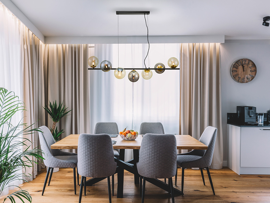 Inoa csillár 494436 Inoa csillár 494436 elegáns matt fekete alappal, szatinált sárgaréz részletekkel. Borostyánsárga, és csillogó füstszürke búrákkal. Állítható hosszúsággal.