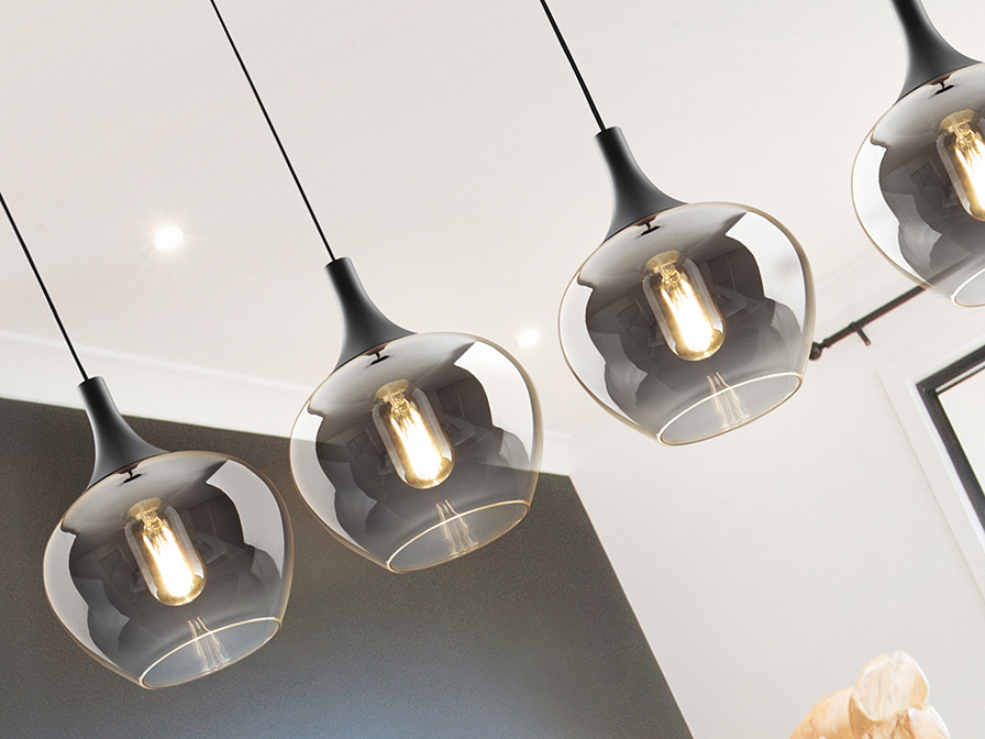 Opaz csillár 614245 Opaz csillár 614245 matt fekete felülettel. A lámpabúra fújt üvegből készült, füstszürke homályos színátmenettel. Állítható hosszúsággal.