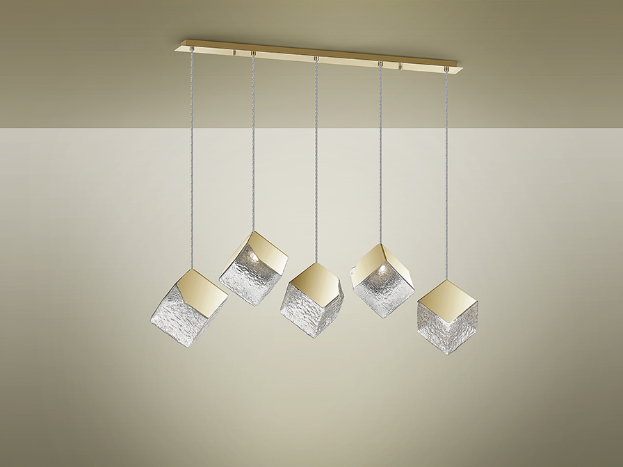 Priscila csillár 720595 Priscila csillár 720595 fémből és acélból készült, arany felülettel. A lámpabúra kocka alakú, texturált üvegből készült. Állítható hosszúsággal.