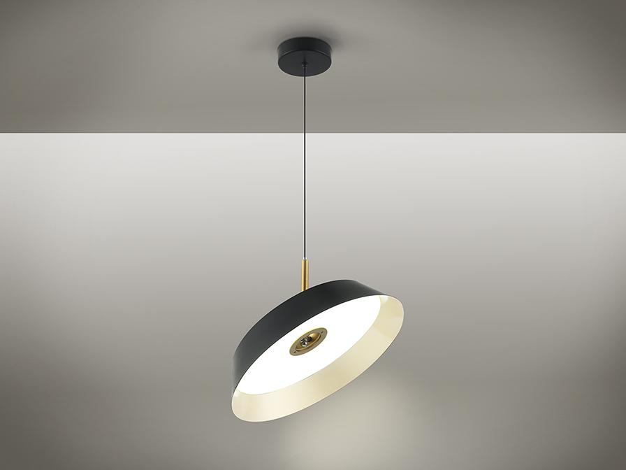 Vertigo csillár 147118 Vertigo csillár 147118 matt fekete és arany felülettel. A lámpabúra állítható dőlésszögű, matt fekete és arany felülettel. Állítható hosszúsággal.