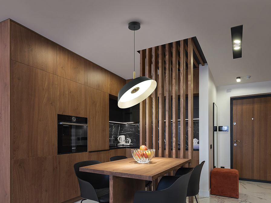 Vertigo csillár 147118 Vertigo csillár 147118 matt fekete és arany felülettel. A lámpabúra állítható dőlésszögű, matt fekete és arany felülettel. Állítható hosszúsággal.