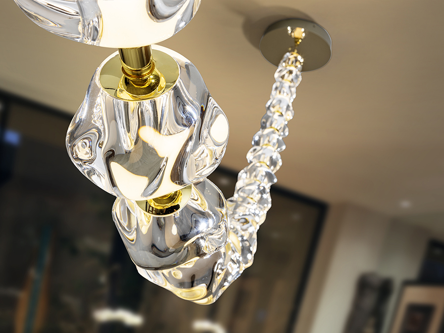 Zaria csillár 448796 Zaria csillár 448796 fémből készült csillár, matt fekete felülettel, arany részletekkel. A lámpaburák átlátszó akrilból készültek.