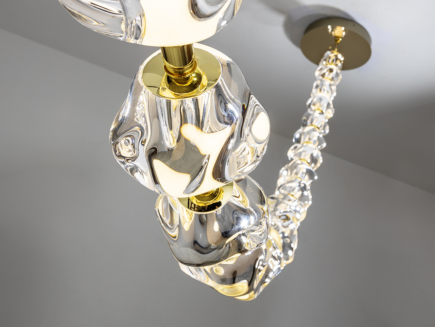 Zaria csillár 448925 Zaria csillár 448925 fémből készült csillár, matt fekete felülettel, arany részletekkel. A lámpaburák átlátszó akrilból készültek.