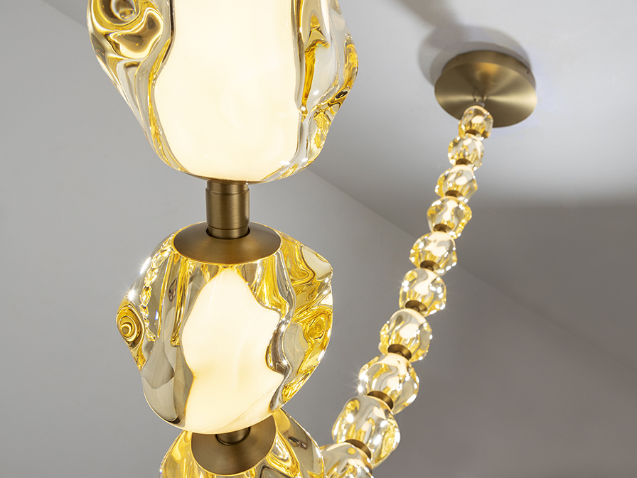 Zaria csillár 448956 Zaria csillár 448956 fémből készült csillár, matt fekete felülettel, bronz részletekkel. A lámpaburák borostyán színű akrilból készültek.