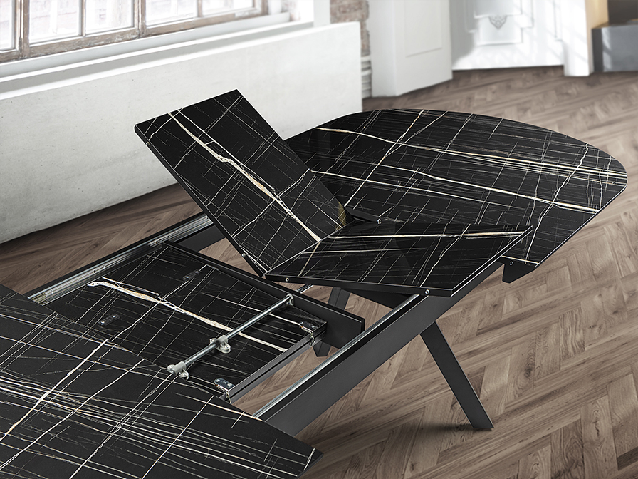 Antea étkezőasztal 789235 Antea étkezőasztal 789235 fém vázzal, matt fekete asztal lábakkal. És bővíthető, fényes fekete márványhatású asztallappal.