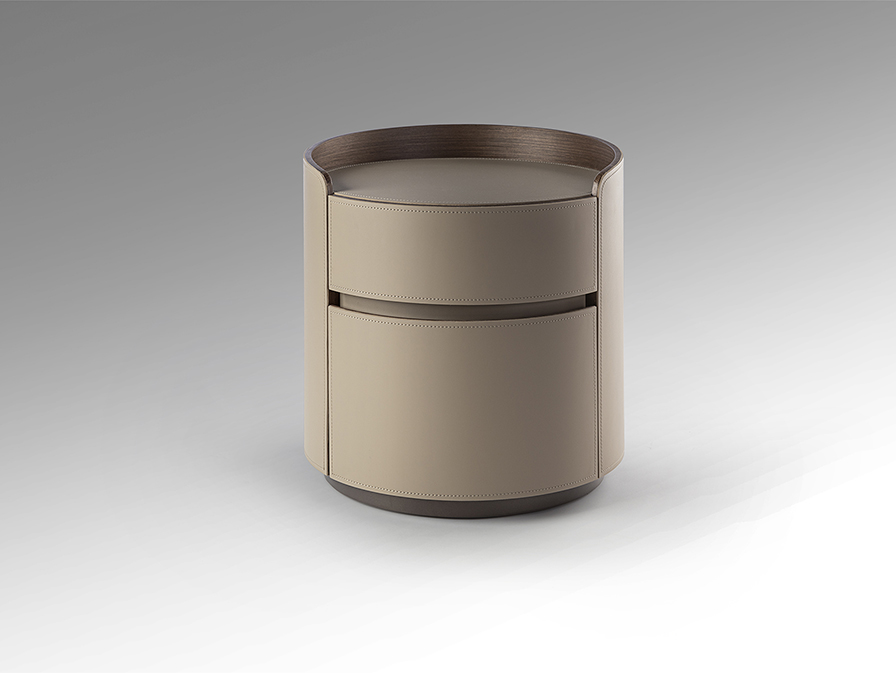 Cirze kisasztal 411752 Cirze kisasztal 411752 diófából készült rétegelt lemez szerkezettel, bézs bőrbevonattal, márványhatású porcelán asztallappal.