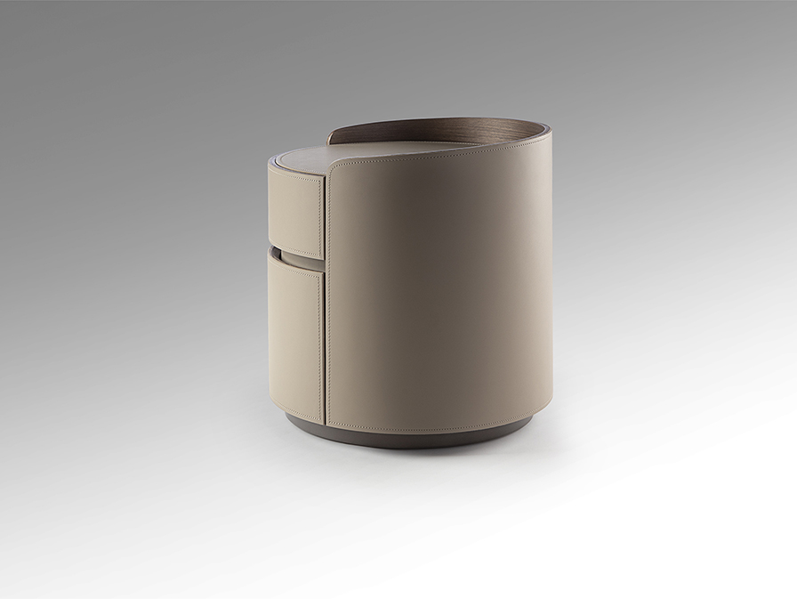 Cirze kisasztal 411752 Cirze kisasztal 411752 diófából készült rétegelt lemez szerkezettel, bézs bőrbevonattal, márványhatású porcelán asztallappal.