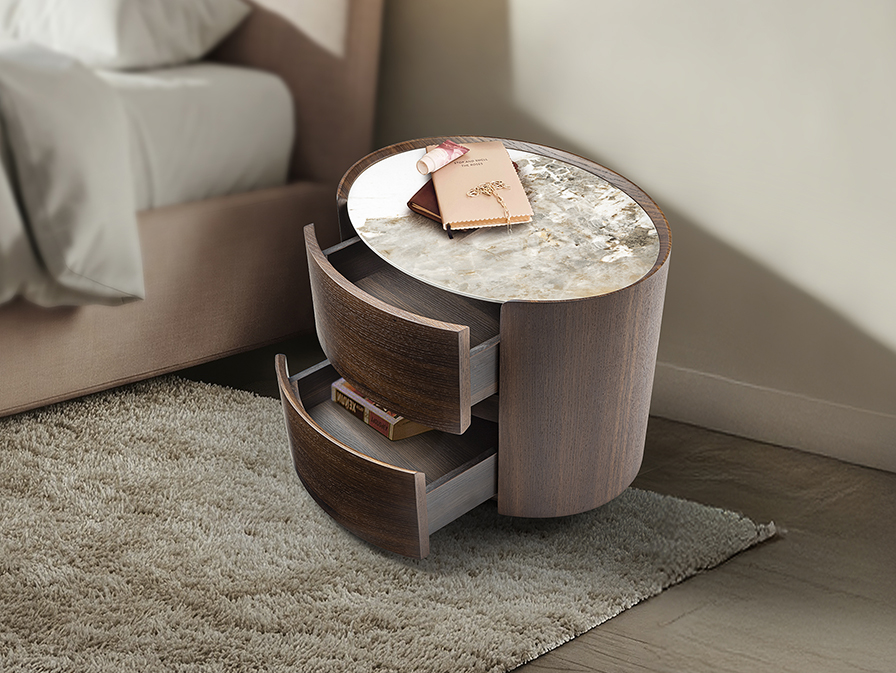 Enoc kisasztal 411639 Enoc kisasztal 411639 ovális formájú, sötét tölgy felületű rétegelt lemezből szerkezettel, tetején erezett márványhatású porcelán asztallappal.