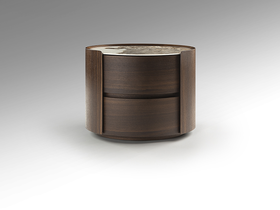 Enoc kisasztal 411639 Enoc kisasztal 411639 ovális formájú, sötét tölgy felületű rétegelt lemezből szerkezettel, tetején erezett márványhatású porcelán asztallappal.