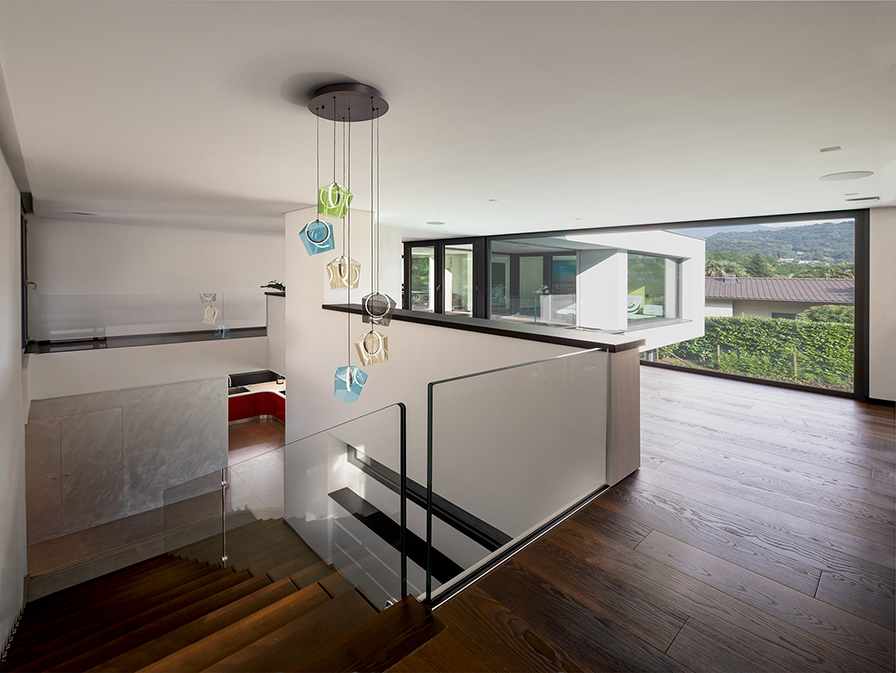 Ingrid csillár 279734 Ingrid csillár 279734 szálcsiszolt alumínium sötét bronz árnyalatú felülettel. Pezsgő, zöld, kék, szürke, és borostyánszínű, színezett üveg lámpa búrával.