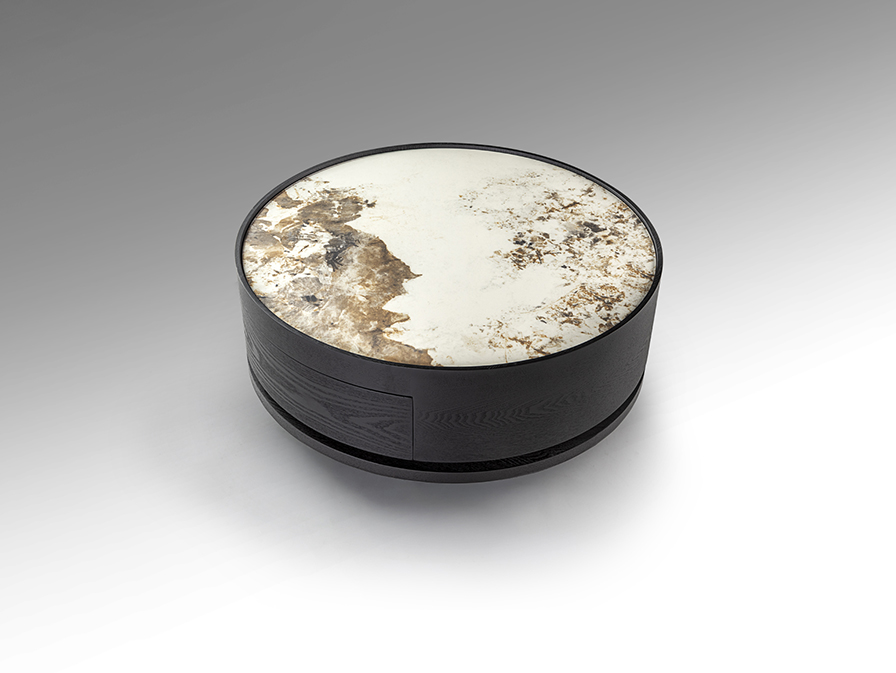 Iza dohányzóasztal 411905 Iza dohányzóasztal 411905 fekete felületű rétegelt lemezből készült szerkezettel, márványerezetű porcelán tetővel.