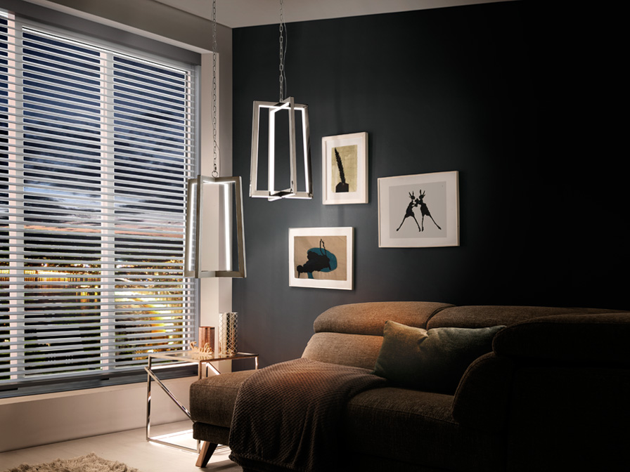 Kuma csillár 753108 Kuma csillár 753108 polírozott rozsdamentes acélból készült függeszték, fehér polikarbonát diffúzorokkal. Állítható hosszúsággal.