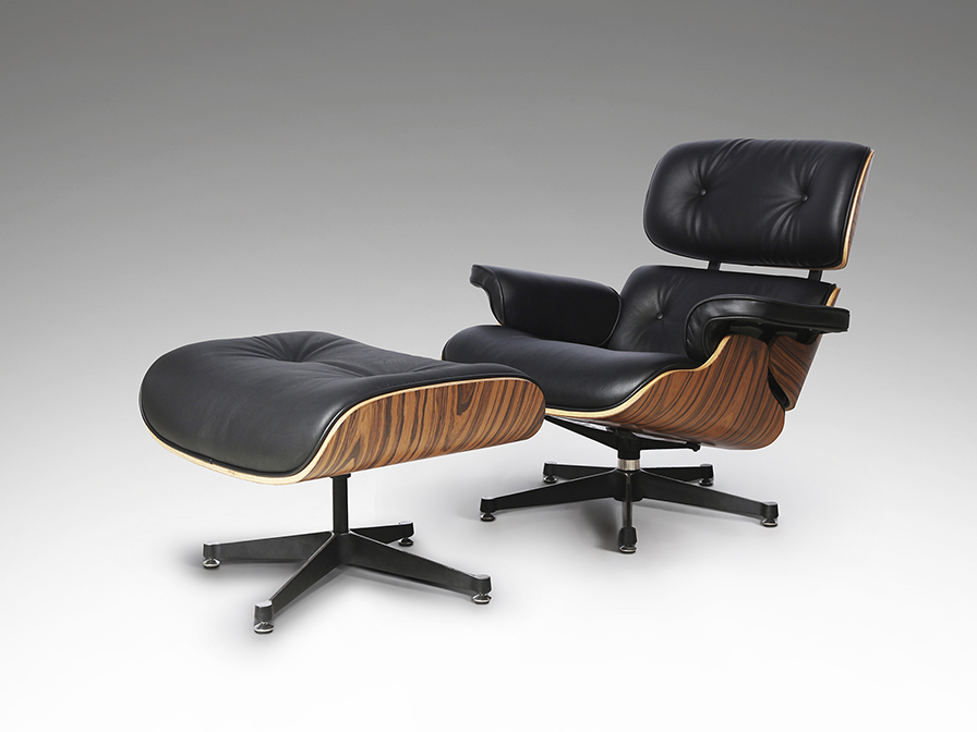 Eames pihenő szék 448370 Eames pihenő szék 448370 ergonomikusan kialakított fotelből, és egy hozzá illő lábtartóból áll, hajlított, és rétegelt lemez vázzal, fekete bőr kárpitozással.