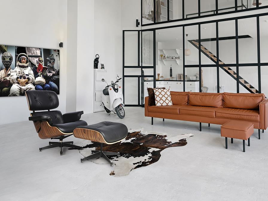 Eames pihenő szék 448370 Eames pihenő szék 448370 ergonomikusan kialakított fotelből, és egy hozzá illő lábtartóból áll, hajlított, és rétegelt lemez vázzal, fekete bőr kárpitozással.