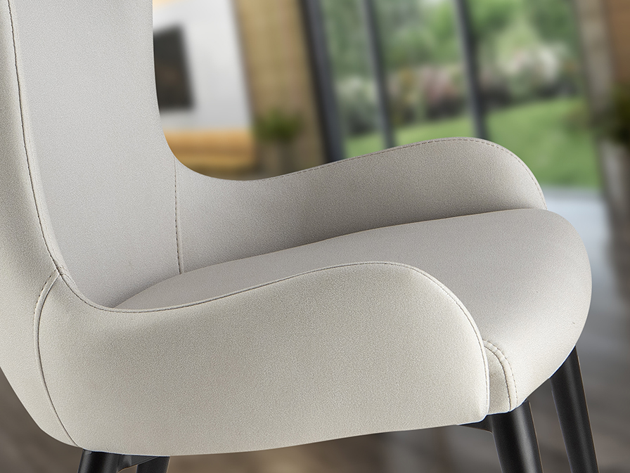 Telma étkezőszék törtfehér 408523 Telma étkezőszék törtfehér 408523 matt fekete fém vázzal, és lágy, törtfehér színű, 100% poliészter textil kárpitozással.