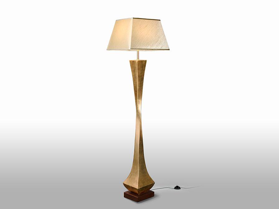 Deco állólámpa háttér nélkül 662514 Deco állólámpa háttér nélkül 662514 dió fából készült állólámpa, szögletes formájú lámpatesttel, aranyfüst borítású felülettel. Selyemhatású, textil borítású diffúzorral.