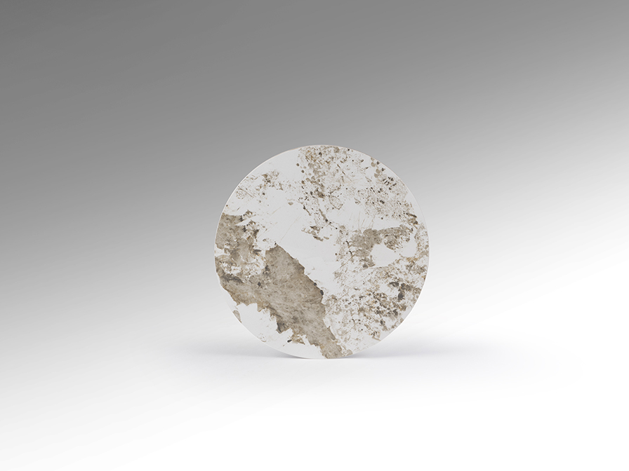 Panda kiasztal 718943 Panda kiasztal 718943 szürke Pandora márvány mintázatú porcelán asztallappal, és homokóra formát idéző matt fekete fémtalppal.