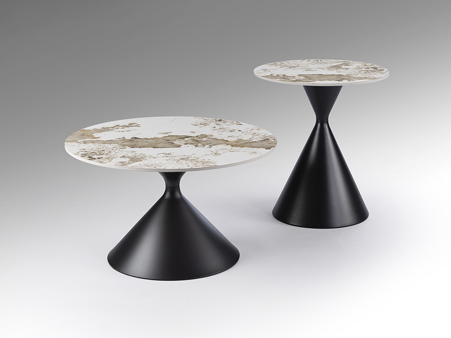 Panda kiasztal 718943 Panda kiasztal 718943 szürke Pandora márvány mintázatú porcelán asztallappal, és homokóra formát idéző matt fekete fémtalppal.