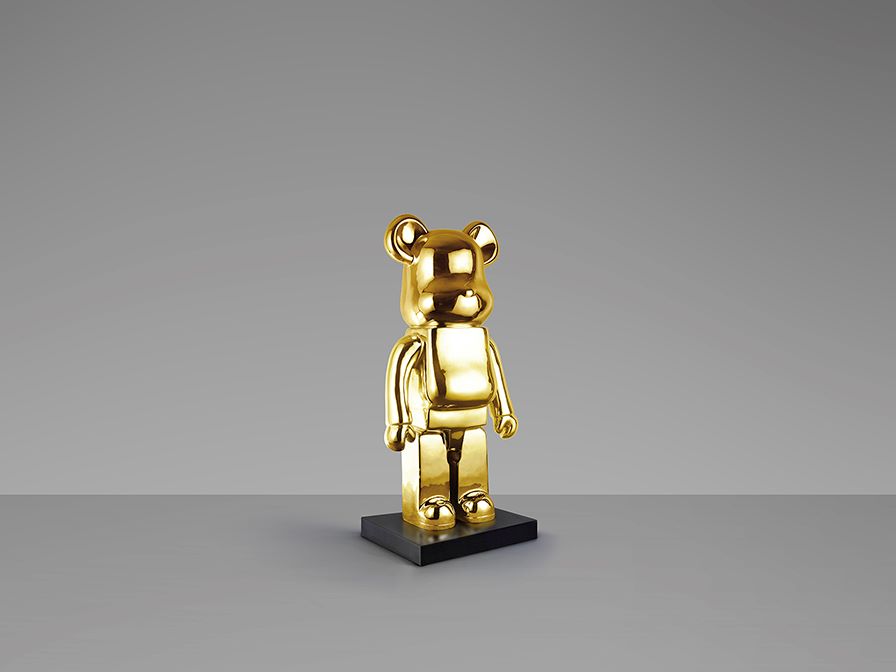 Oso Dorado dekorációs szobor 715935 Oso Dorado dekorációs szobor 715935 üvegszálból és poliészter gyantából készült, stilizált, álló medve figura talpazaton, fémesen csillogó arany felülettel.