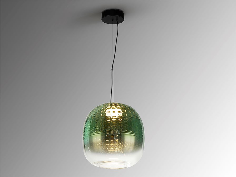 Mares lámpa háttér nélkül 719735 Mares lámpa háttér nélkül 719735 elegáns, matt fekete felületkezeléssel. 1 darab zöldből átlátszóba hajló szín átmenetes üvegbúrával. Állítható hosszúsággal.